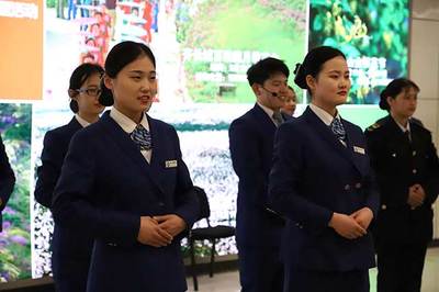 青島地鐵13號(hào)線服務(wù)禮儀操比武大賽拉開戰(zhàn)幕，專業(yè)服裝出租助力服務(wù)風(fēng)采